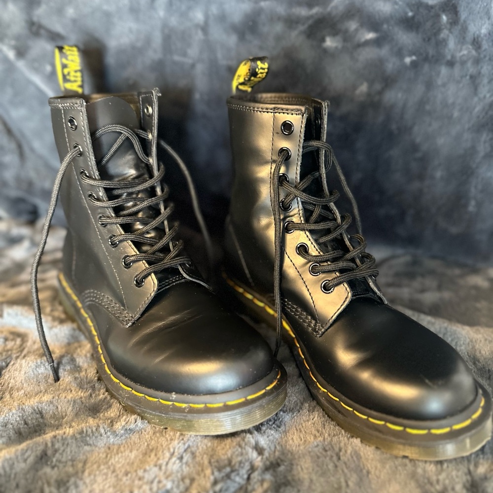 🖤 Dr. Martens 1460 Combat Boots – Size 8 – Classic 8-Eyelet Black Leather